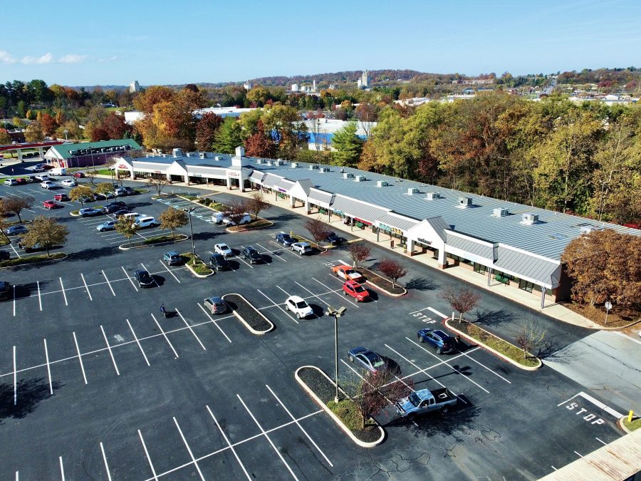 Retail Space in Shopping Center with Visibility to 13,000+ Cars Per Day!